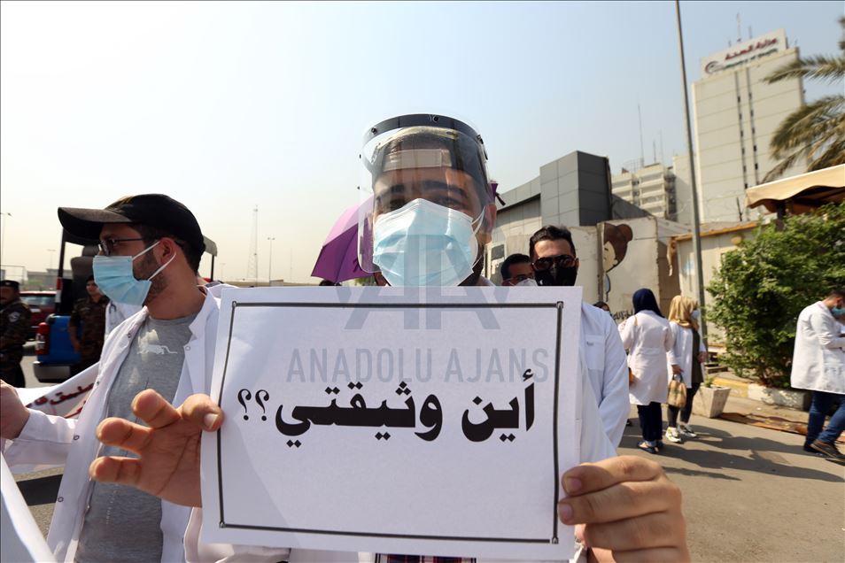 بغداد.. عشرات الأطباء يطالبون بحمايتهم وتعيين الخريجين