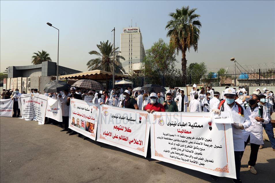 بغداد.. عشرات الأطباء يطالبون بحمايتهم وتعيين الخريجين