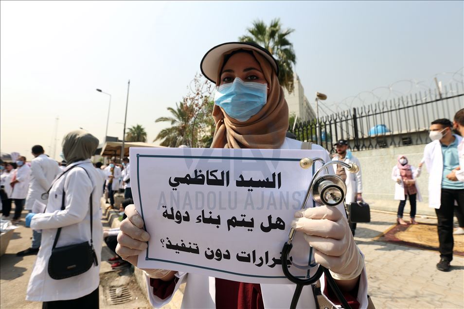 بغداد.. عشرات الأطباء يطالبون بحمايتهم وتعيين الخريجين