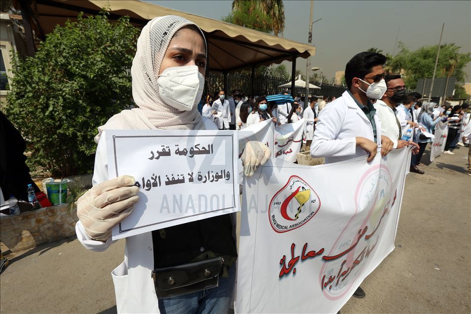 بغداد.. عشرات الأطباء يطالبون بحمايتهم وتعيين الخريجين