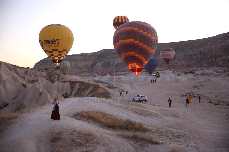 Tourists enjoy beauty of Cappadocia from hot air balloons