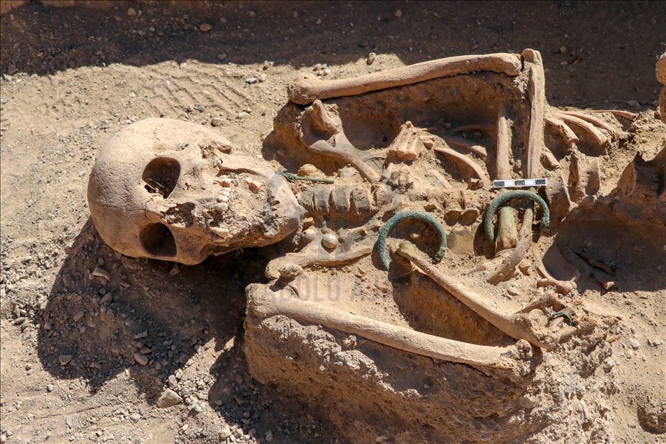 Van'da takılarıyla gömülmüş Urartulu kadın mezarı ortaya çıkarıldı
