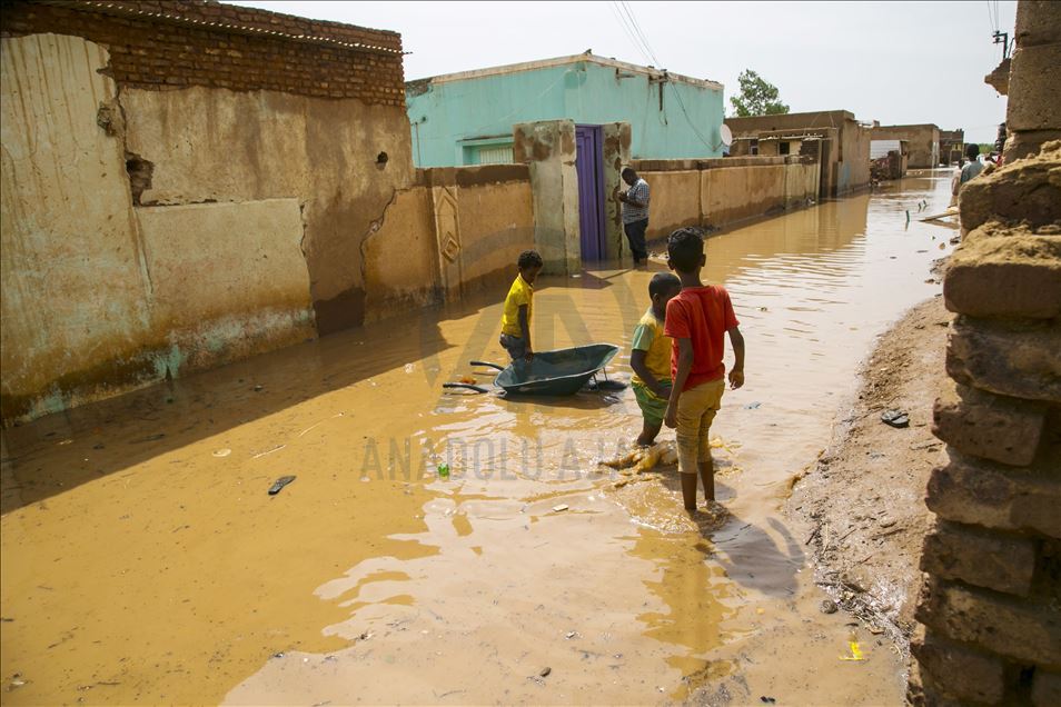 "أم دوم" السودانية.. حياة "عائمة" ومنازل "خاوية" من الطمأنينة