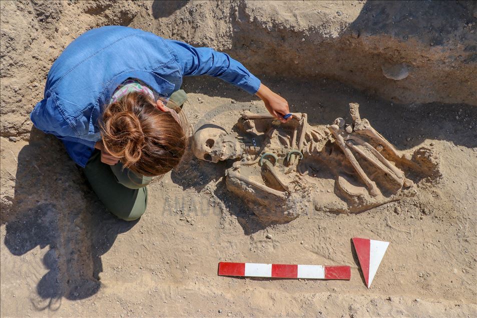 Van'da takılarıyla gömülmüş Urartulu kadın mezarı ortaya çıkarıldı
