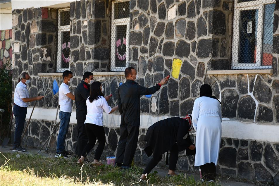 Mamosteyên Fedakar dibistanan bi boyaxên rengîn boyax dikin û ji bo perwerdeya rûbirû amade dikin
