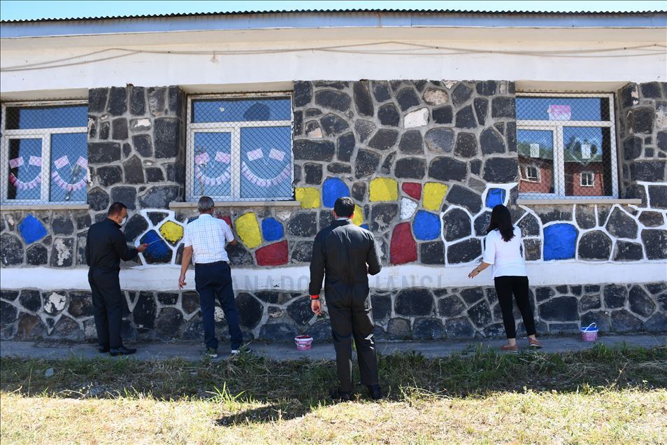 Mamosteyên Fedakar dibistanan bi boyaxên rengîn boyax dikin û ji bo perwerdeya rûbirû amade dikin