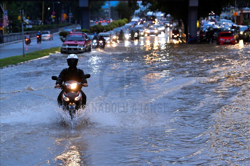 Malajzi, reshjet e fuqishme shkaktojnë përmbytje në Kuala Lumpur