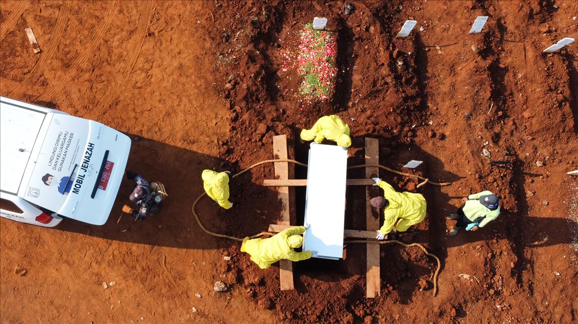 Cakarta'da Kovid-19 kurbanlarının defnedildiği mezarlıkta neredeyse yer kalmadı