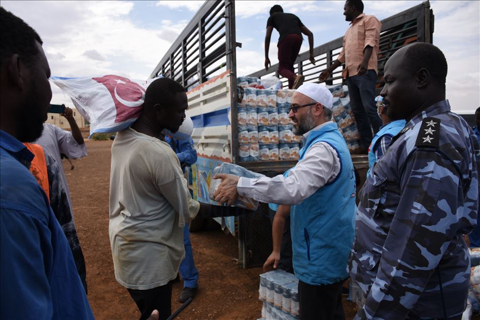 السودان.. وقف الديانة التركي يوزع مساعدات لمتضرري الفيضان