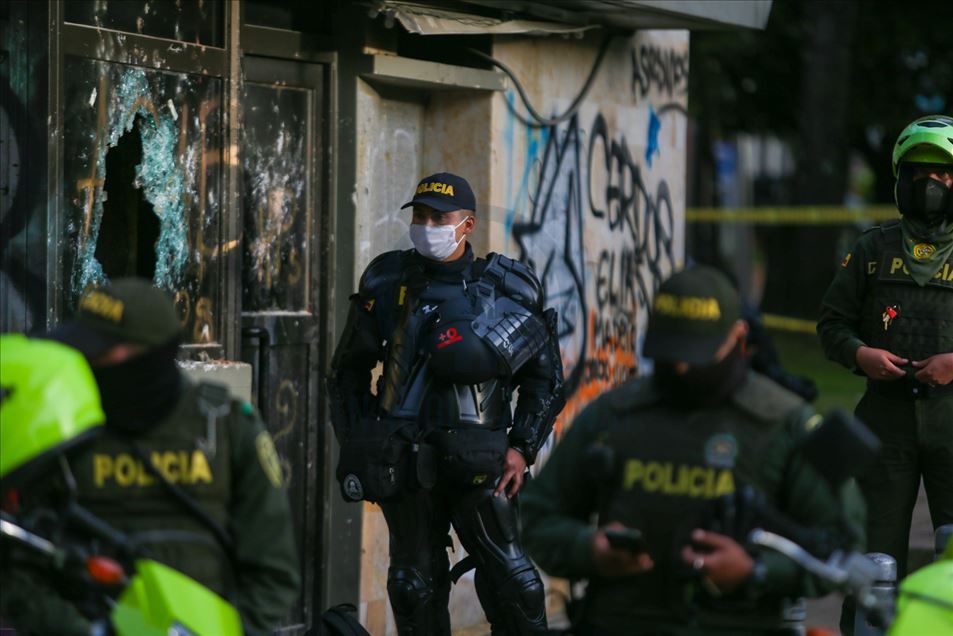 Colombia: Buses de transporte público y comandos policiales quemados tras fuertes enfrentamientos en Bogotá