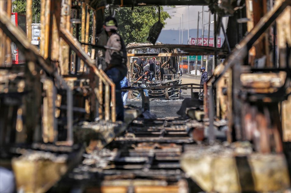Colombia: Buses de transporte público y comandos policiales quemados tras fuertes enfrentamientos en Bogotá