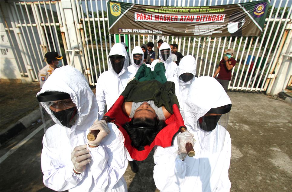 Endonezya'da sağlık çalışanlarından maske takmayan vatandaşa Kovid-19 uyarısı