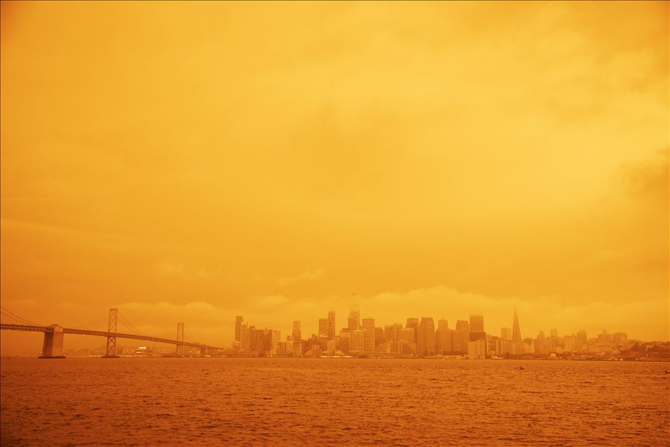Kaliforniya'daki orman yangınları nedeniyle San Francisco Bay alanında gökyüzü turuncuya büründü