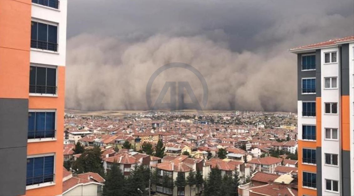 Sağanak öncesi kuvvetli rüzgar Ankara'da toz fırtınasına neden oldu