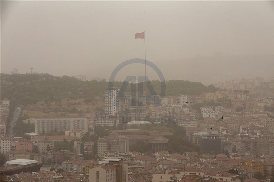 Massive dust cloud looms over Turkish capital

