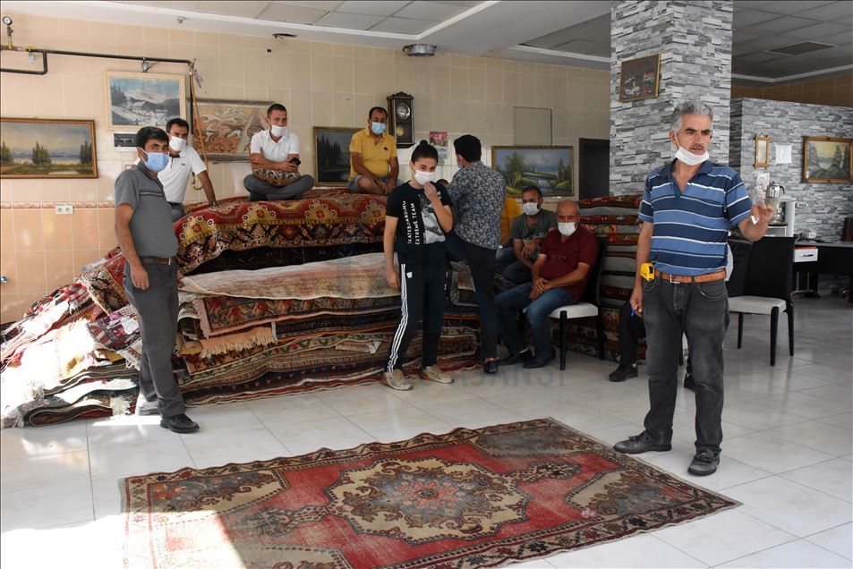 Müzayede ile satılan eski halılar yeni ellerde hayat buluyor