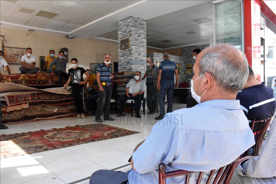 Müzayede ile satılan eski halılar yeni ellerde hayat buluyor