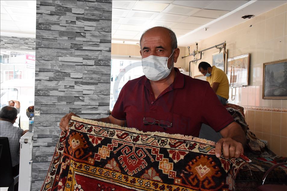 Müzayede ile satılan eski halılar yeni ellerde hayat buluyor