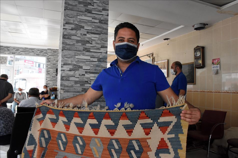 Müzayede ile satılan eski halılar yeni ellerde hayat buluyor