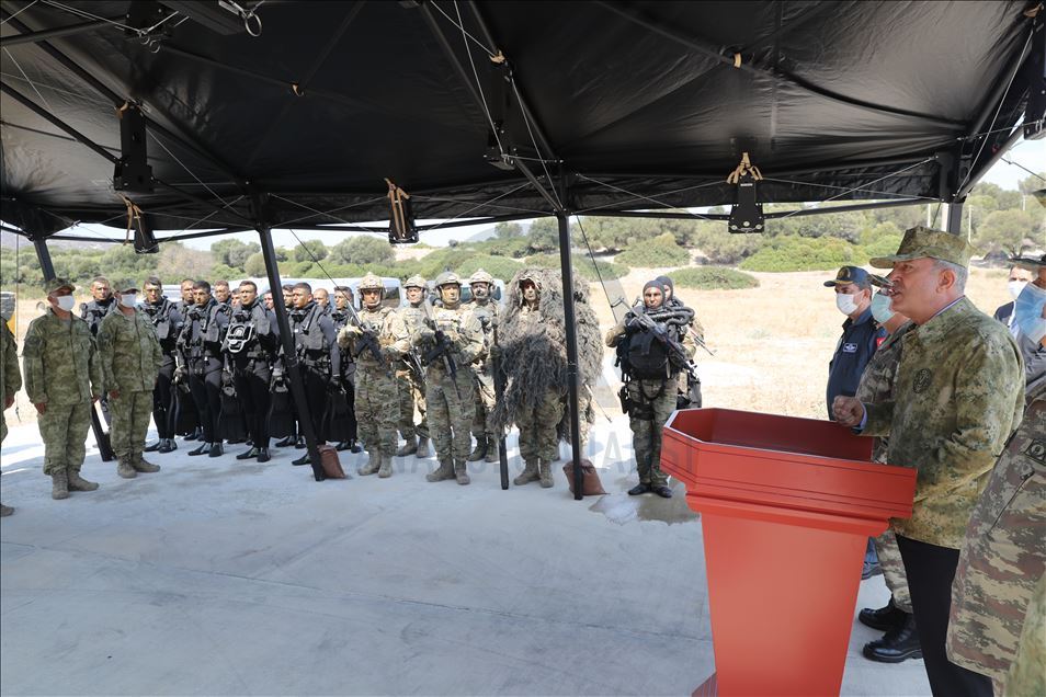Глава Минобороны Турции наблюдал за учениями морского спецназа