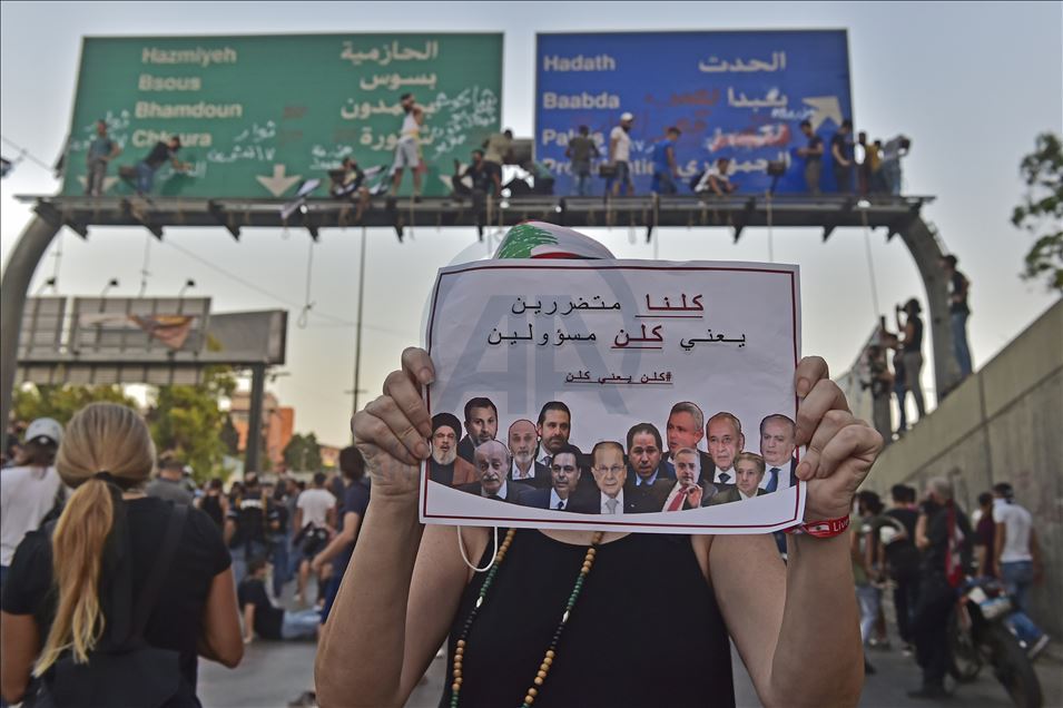 بيروت.. جرحى بمواجهات بين محتجين والجيش قرب قصر الرئاسة