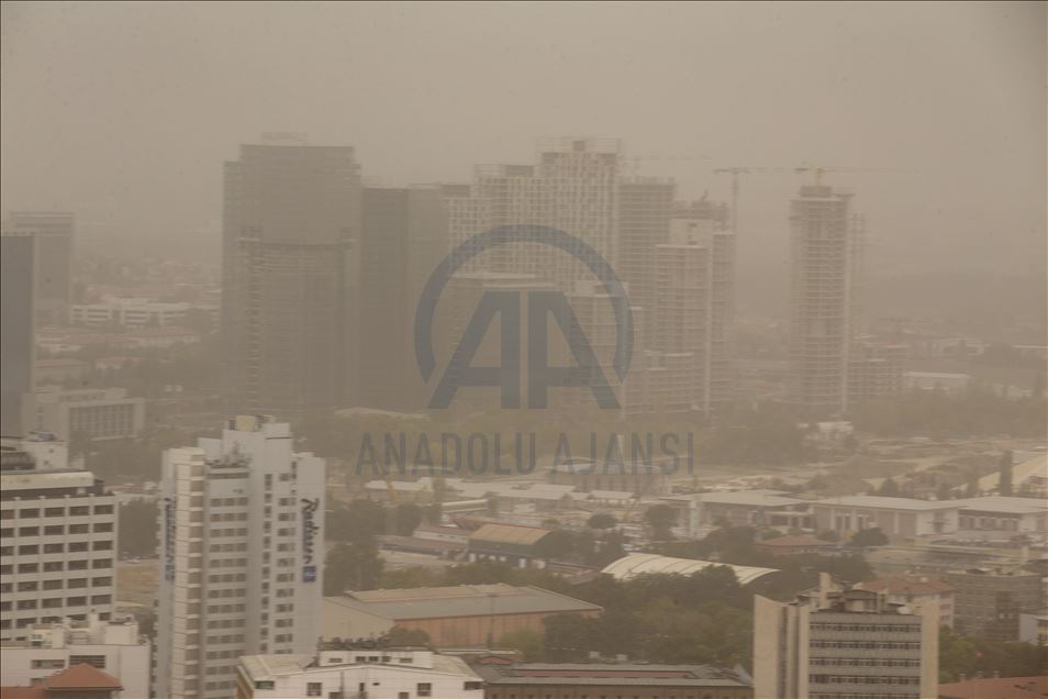 Massive dust cloud looms over Turkish capital
