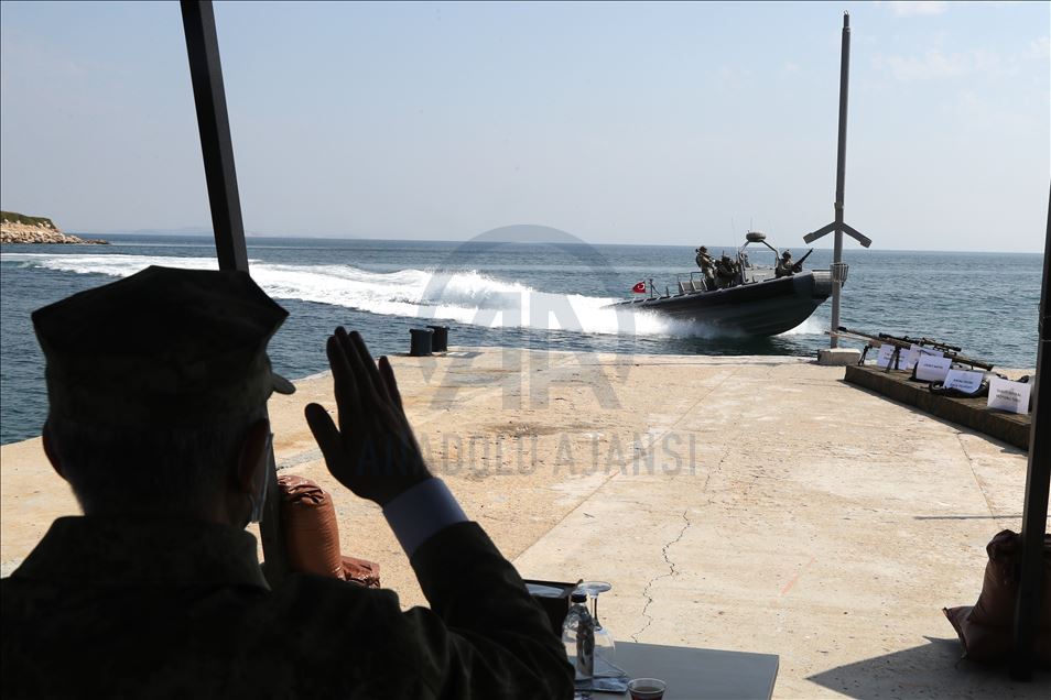 Глава Минобороны Турции наблюдал за учениями морского спецназа