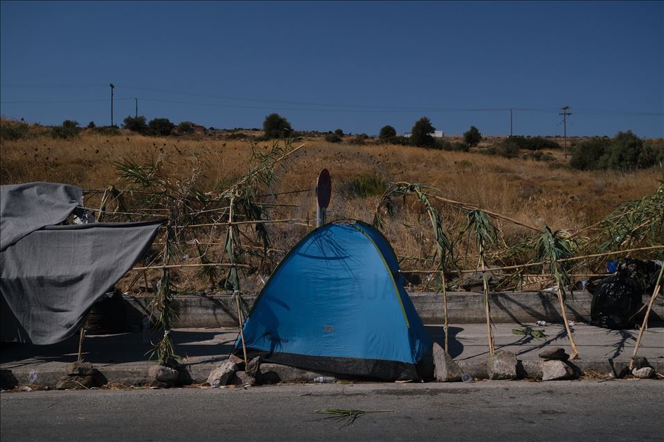 Тысячи беженцев и мигрантов в Греции вынуждены жить под открытым небом
