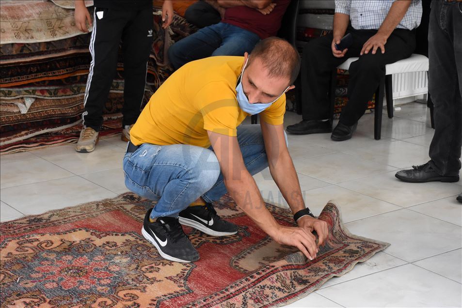 Müzayede ile satılan eski halılar yeni ellerde hayat buluyor