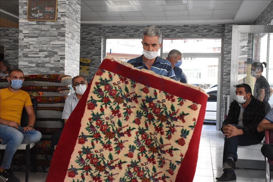 Müzayede ile satılan eski halılar yeni ellerde hayat buluyor