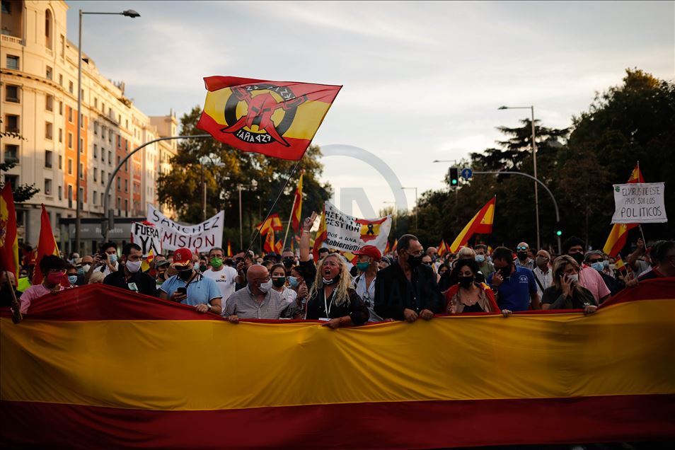 Grupet e ekstremit të djathtë protestë antiqeveritare në Spanjë
