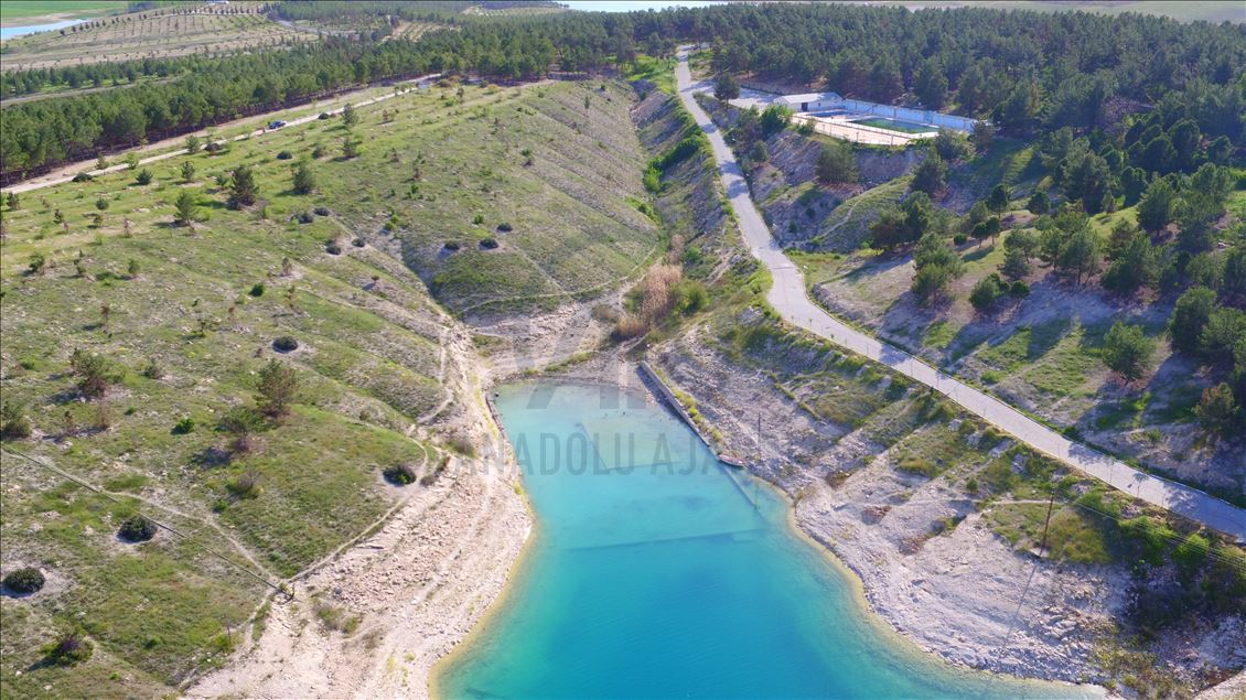 Gola Bendava Ataturkê bi qeraxên xwe yên mîna Saldayê li benda geştiyaran e