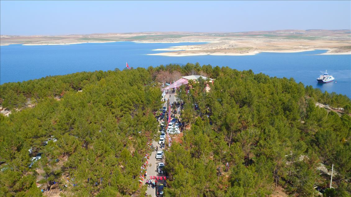 Gola Bendava Ataturkê bi qeraxên xwe yên mîna Saldayê li benda geştiyaran e