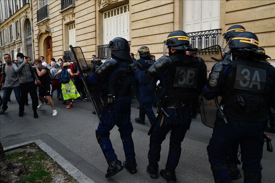 Yellow Vests Protesters gathered in Place Wagram in Paris to demonstrate against the gouvernement plan.