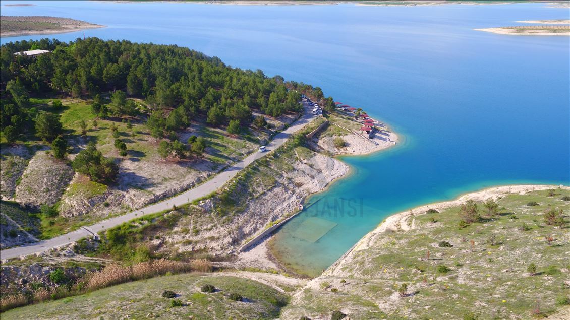 Gola Bendava Ataturkê bi qeraxên xwe yên mîna Saldayê li benda geştiyaran e