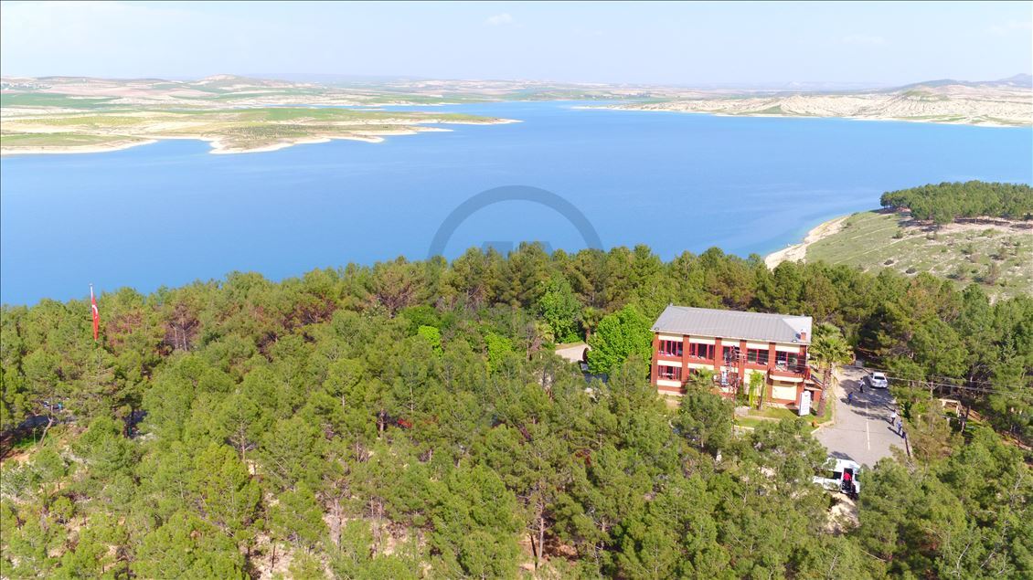 Gola Bendava Ataturkê bi qeraxên xwe yên mîna Saldayê li benda geştiyaran e