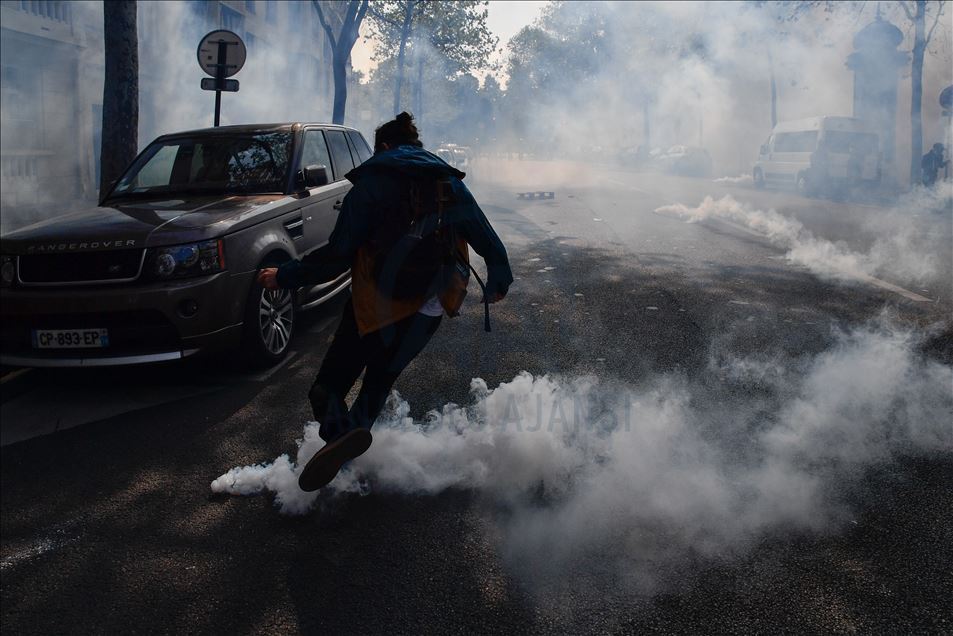 Yellow Vests Protesters gathered in Place Wagram in Paris to demonstrate against the gouvernement plan.