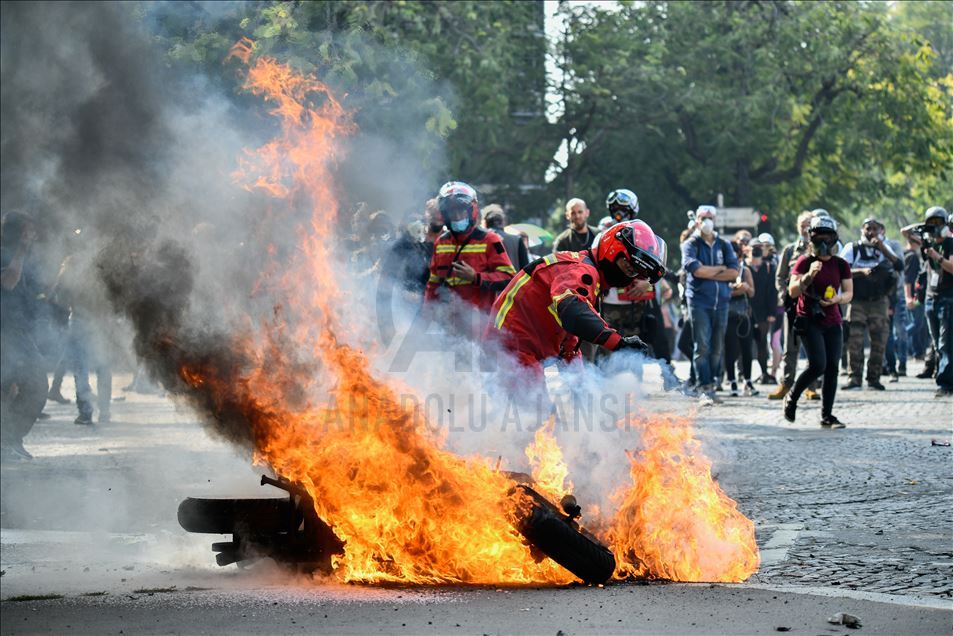 Yellow Vests Protesters gathered in Place Wagram in Paris to demonstrate against the gouvernement plan.