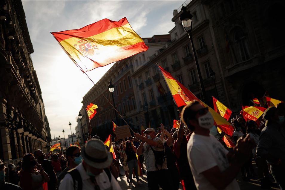 Grupet e ekstremit të djathtë protestë antiqeveritare në Spanjë
