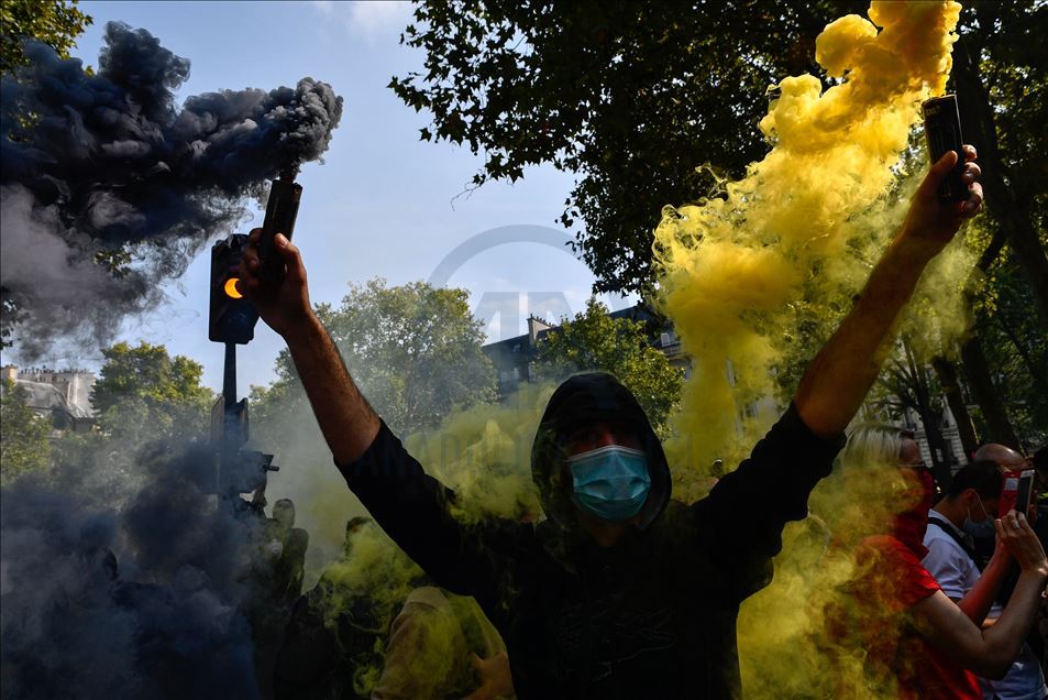 Yellow Vests Protesters gathered in Place Wagram in Paris to demonstrate against the gouvernement plan.