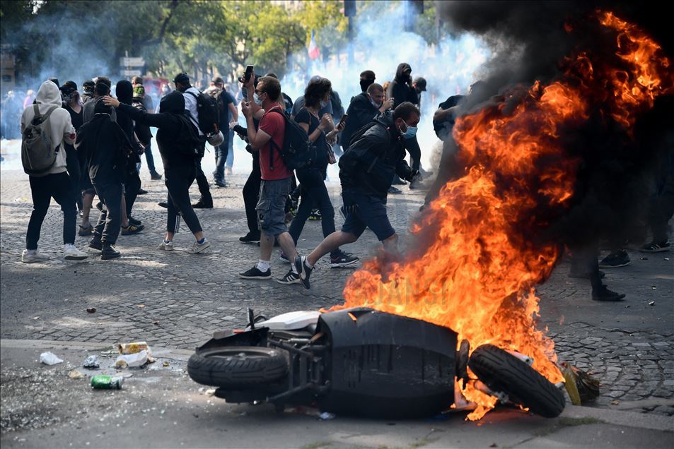 Yellow Vests Protesters gathered in Place Wagram in Paris to demonstrate against the gouvernement plan.