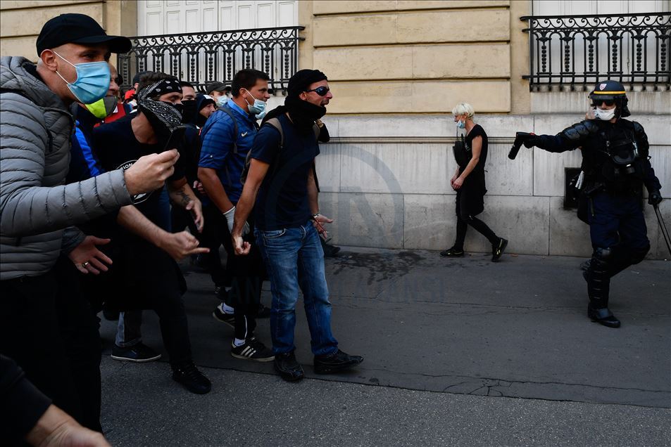 Yellow Vests Protesters gathered in Place Wagram in Paris to demonstrate against the gouvernement plan.