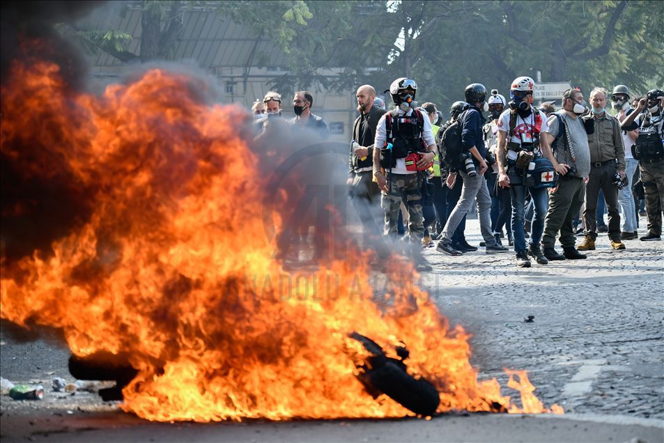 Yellow Vests Protesters gathered in Place Wagram in Paris to demonstrate against the gouvernement plan.