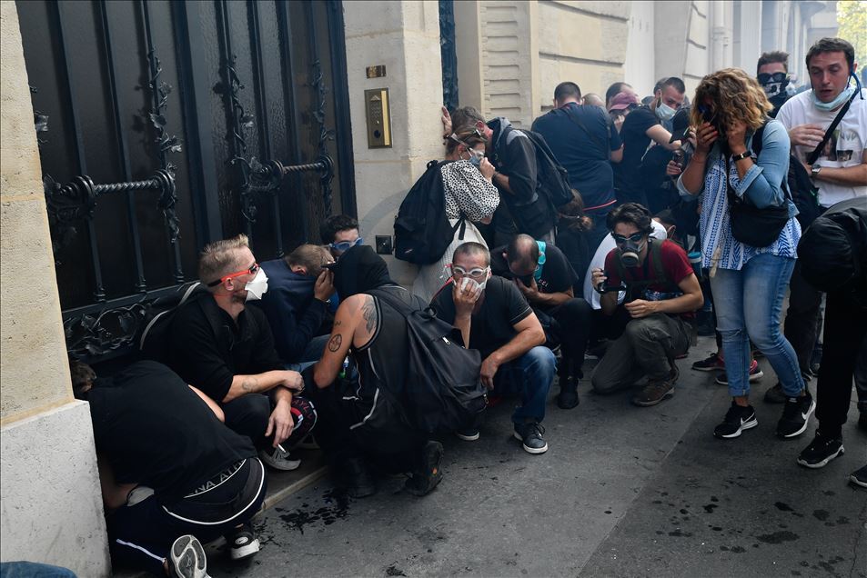 Yellow Vests Protesters gathered in Place Wagram in Paris to demonstrate against the gouvernement plan.