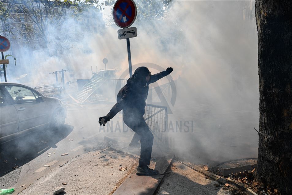 Yellow Vests Protesters gathered in Place Wagram in Paris to demonstrate against the gouvernement plan.