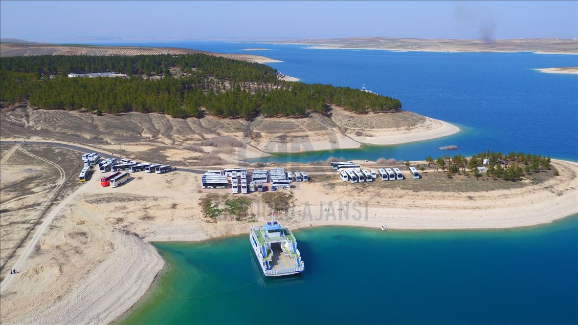 Gola Bendava Ataturkê bi qeraxên xwe yên mîna Saldayê li benda geştiyaran e