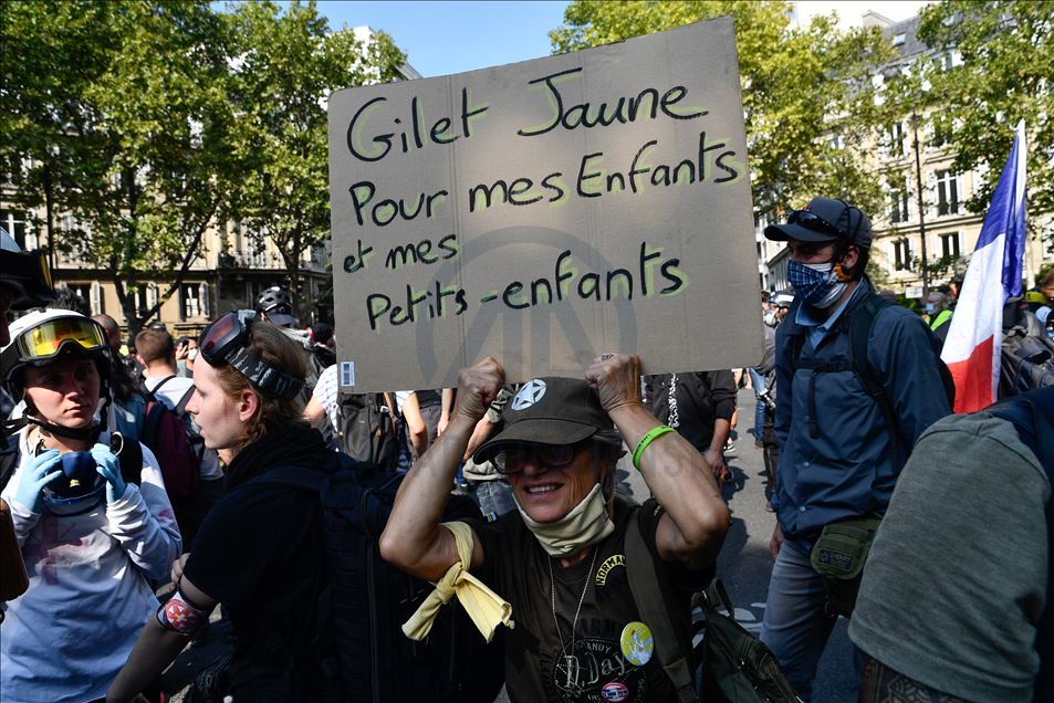 Yellow Vests Protesters gathered in Place Wagram in Paris to demonstrate against the gouvernement plan.