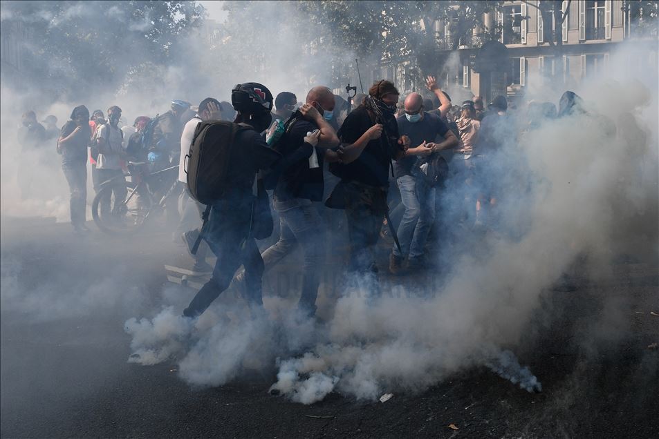 Yellow Vests Protesters gathered in Place Wagram in Paris to demonstrate against the gouvernement plan.