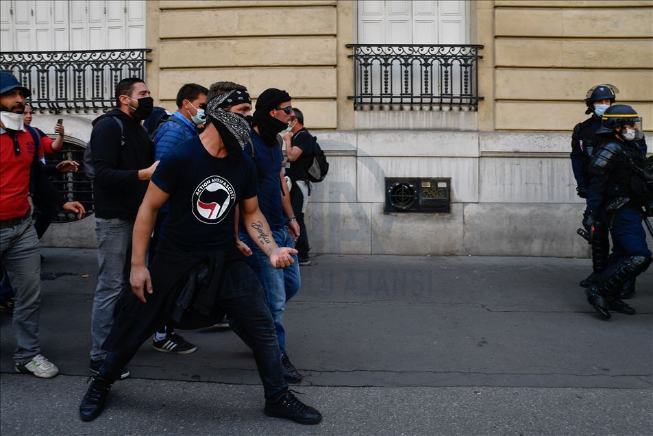 Yellow Vests Protesters gathered in Place Wagram in Paris to demonstrate against the gouvernement plan.