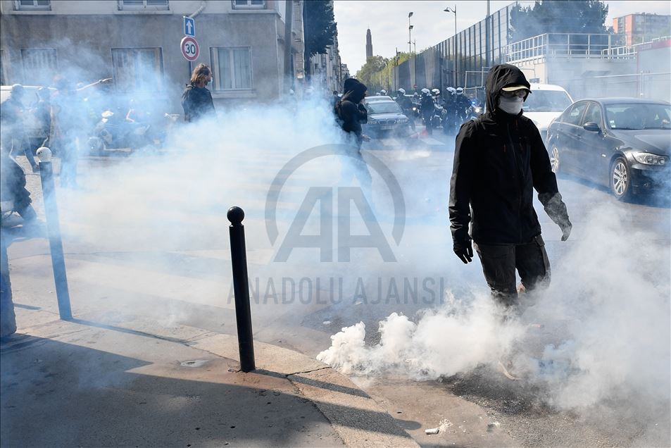 Yellow Vests Protesters gathered in Place Wagram in Paris to demonstrate against the gouvernement plan.
